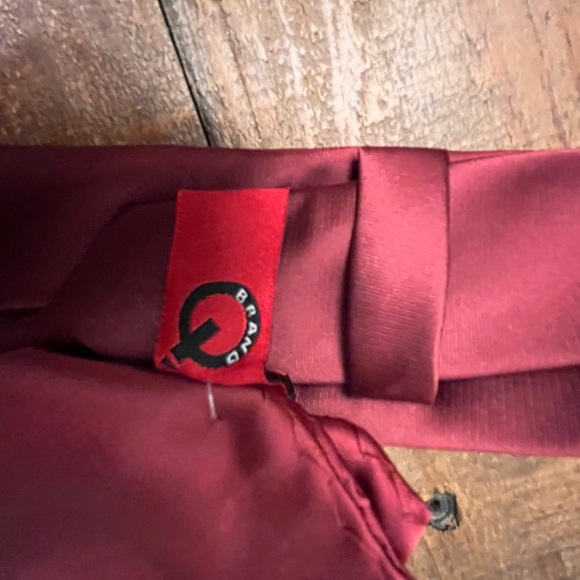 Q Brand Tie and Pocket Square - Picture 5 of 5